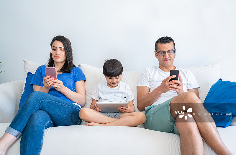 一家人在家使用电子设备，沉迷科技图片素材