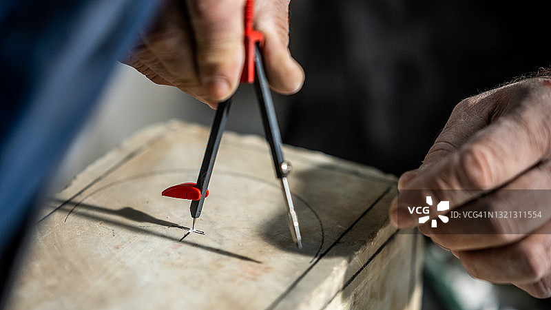 石匠在石块上画圆图片素材