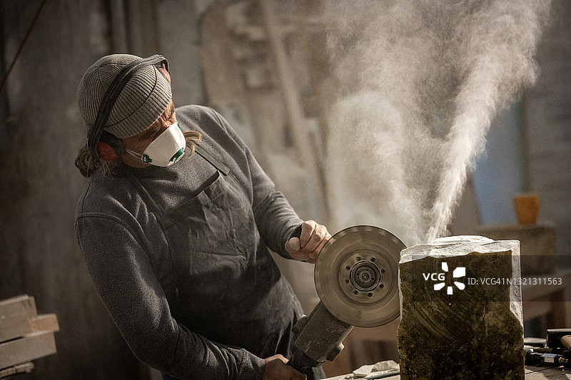 石匠用圆锯切割石头图片素材