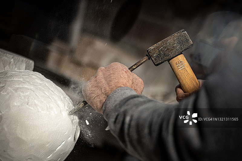 石匠在工作室雕刻雕塑图片素材