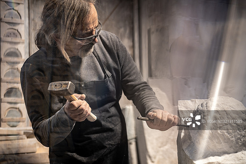 石匠在工作室雕刻雕塑图片素材