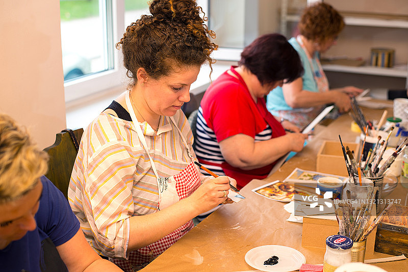 女人们在上美术课图片素材
