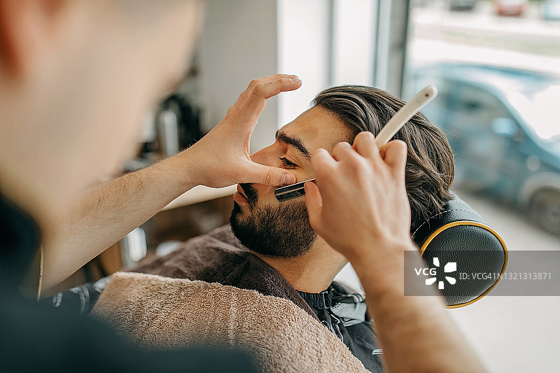 理发师修剪胡须图片素材