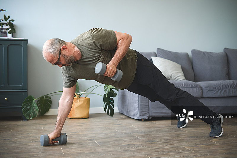 中年男人在家运动图片素材