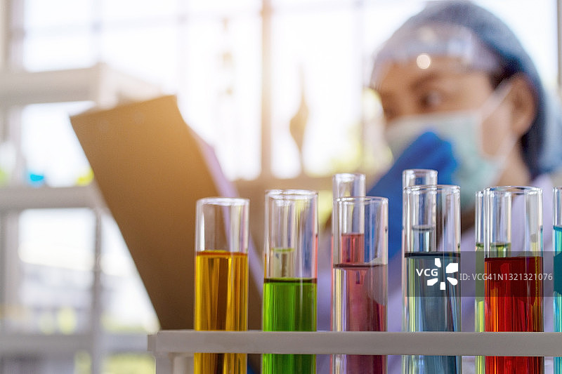 实验室概念：化学实验室中的化学试剂特写图片素材