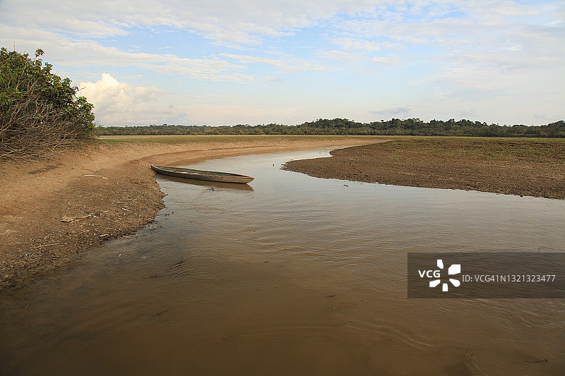 日落时停泊在河边的船只图片素材