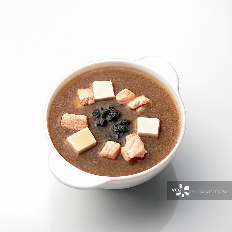 亚洲海鲜味增汤，配鲟鱼或红鱼。东方海鲜汤，健康饮食概念图片素材