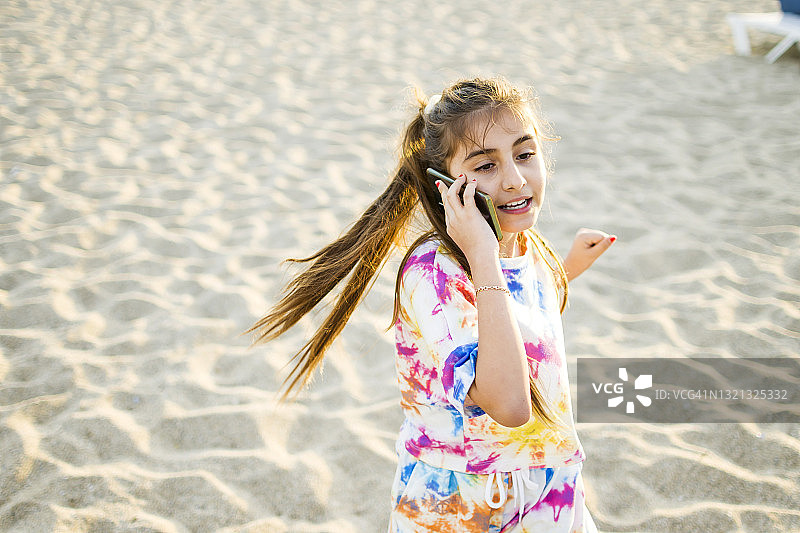 可爱女孩在沙滩上放松图片素材