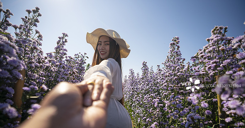 情侣在薰衣草田中享受爱情图片素材