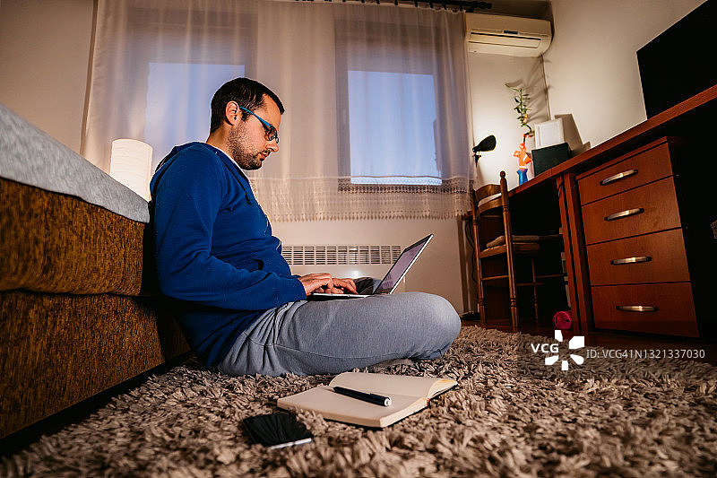 在家工作的人图片素材