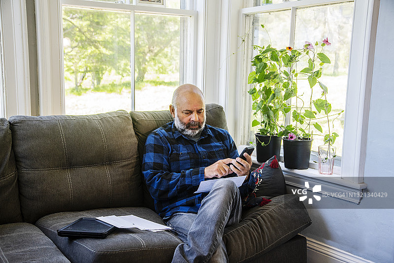 男人在家处理家庭财务图片素材