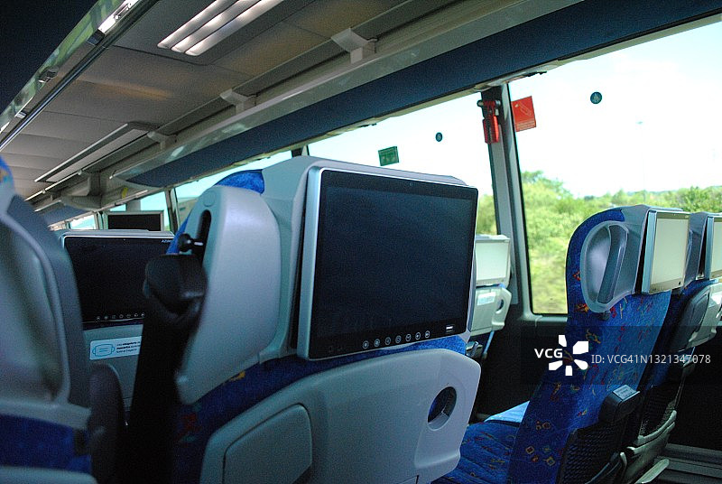 配备触摸屏的中长途巴士内部：公共交通出行图片素材