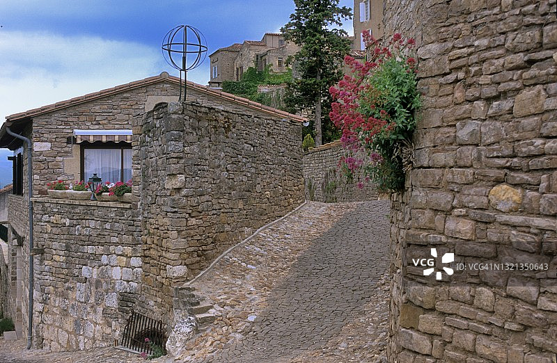 科尔德叙尔谢勒的热街拐角处的城墙边的老房子图片素材