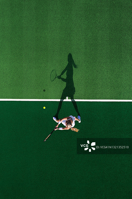 无人机拍摄英国一名女子网球运动员及其影子图片素材