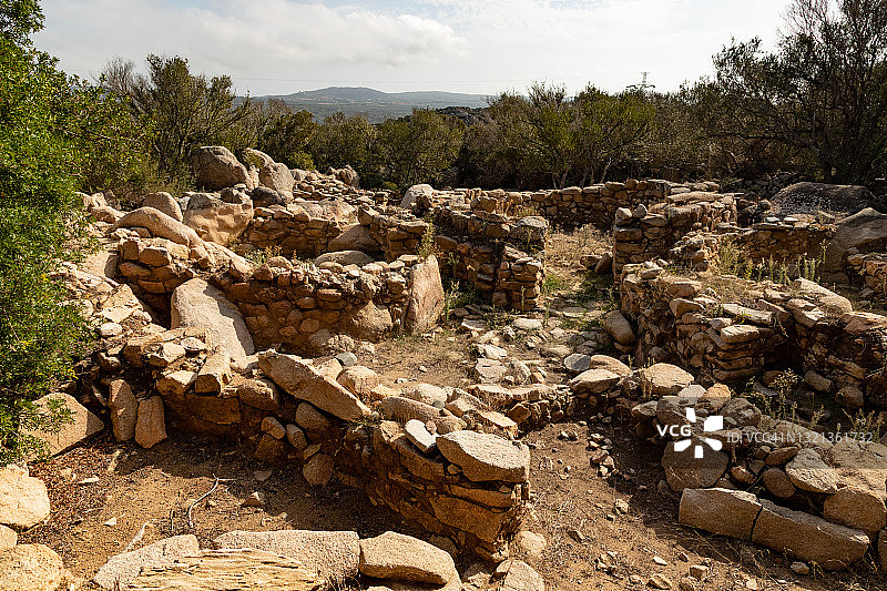 品牌利努拉基综合建筑群，位于意大利撒丁岛圣特雷莎迪加卢拉的巨石遗址图片素材