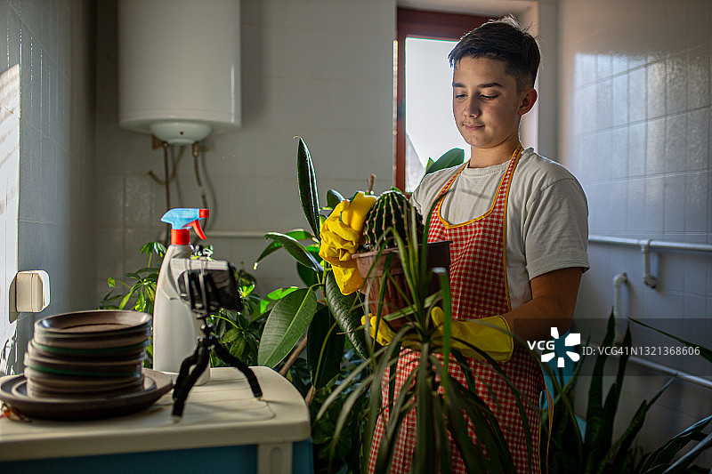 男孩打电话给他的朋友图片素材
