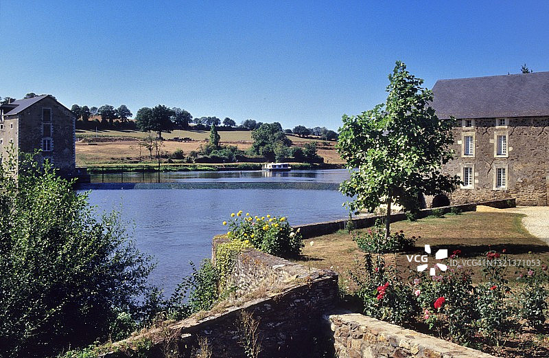 马耶讷河上的驳船图片素材