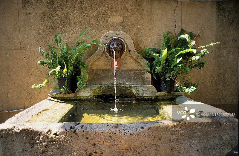 格里莫，鲁德波尔舍街上的古老泉水喷泉图片素材