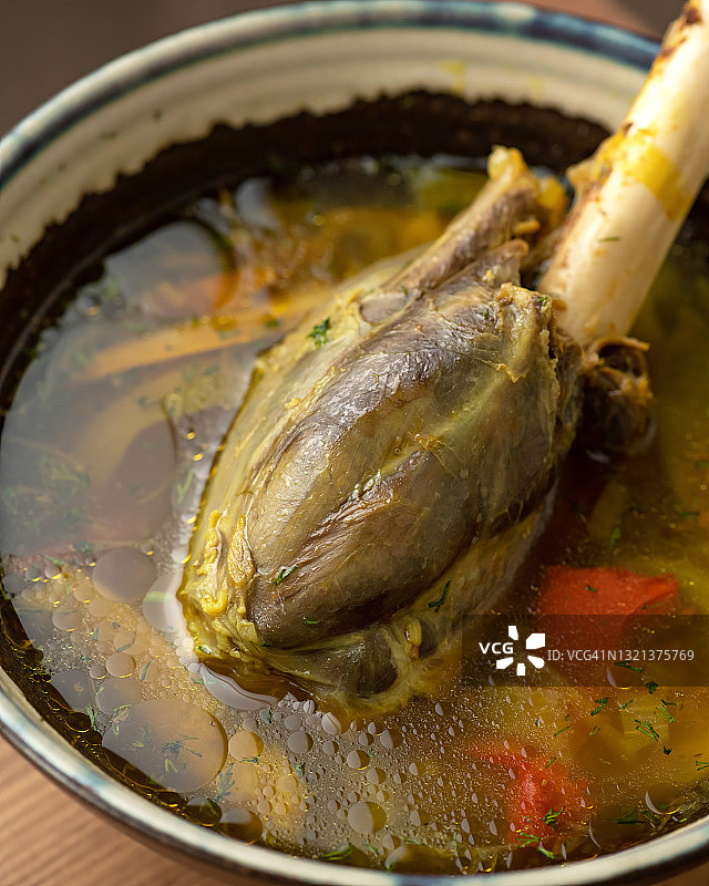 肉骨汤特写：富含肉类和蔬菜的营养美味午餐或晚餐图片素材