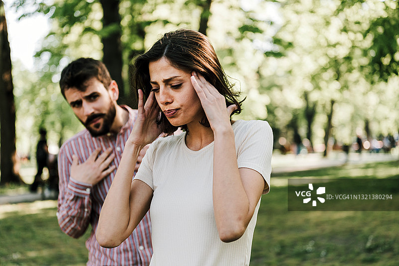 糟糕的恋爱关系，年轻男子和愤怒的女友争吵图片素材