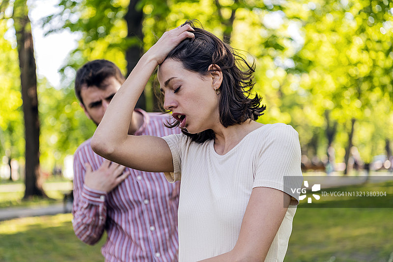 糟糕的恋爱关系，年轻男子和愤怒的女友争吵图片素材