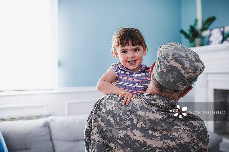快乐的小女孩和当兵的父亲图片素材