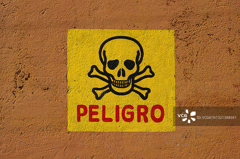 西班牙语危险区域警告标志，上面写着“Peligro”[危险]，绘制在建筑物的外墙上图片素材