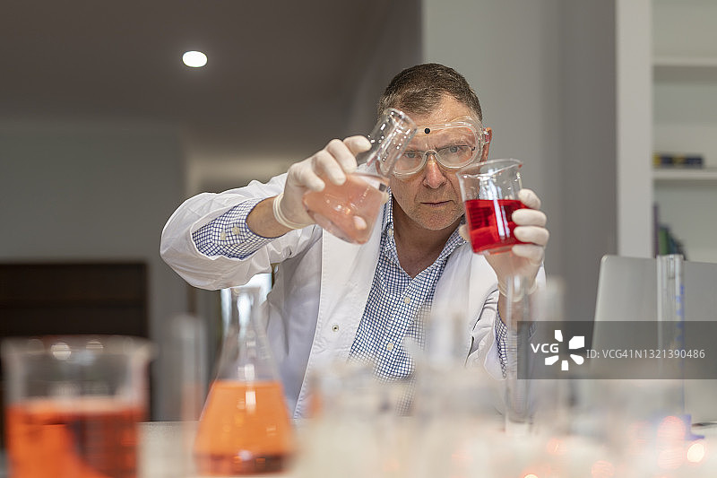 科学家在实验室里做化学实验图片素材