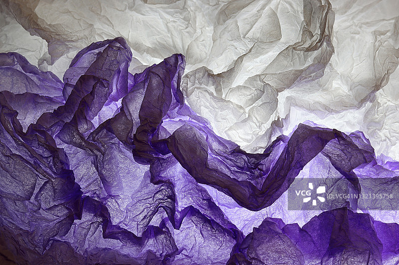 紫色、黑色和白色皱纹纸巾背光照片图片素材