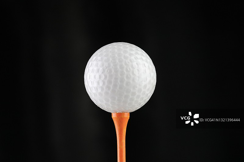 绿地上的高尔夫球图片素材