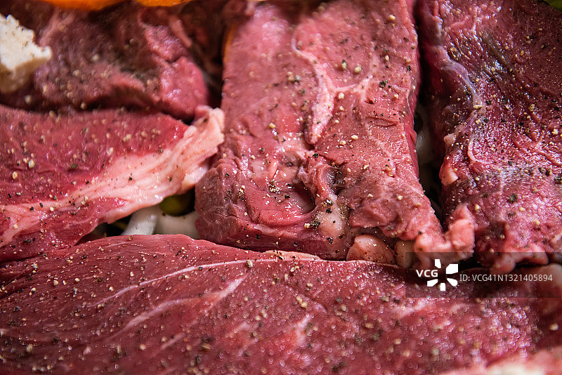 烤盘中的新鲜牛排特写图片素材