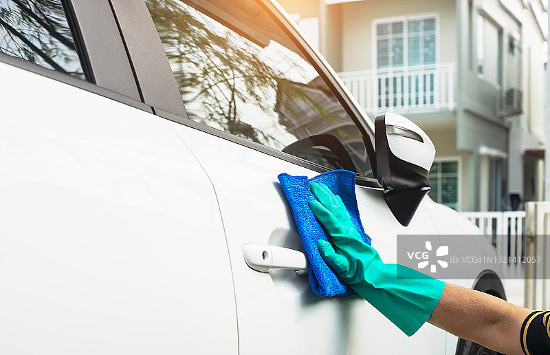 用超细纤维布清洁汽车图片素材