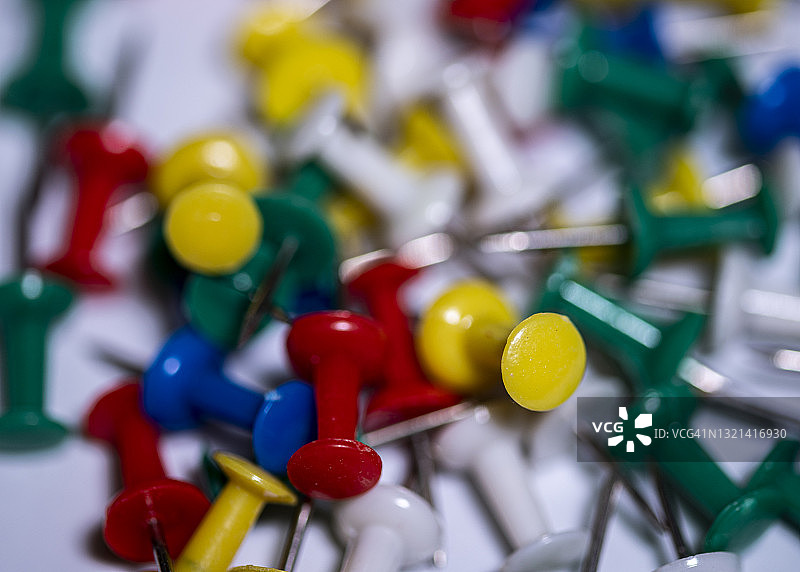 彩色图钉特写图片素材
