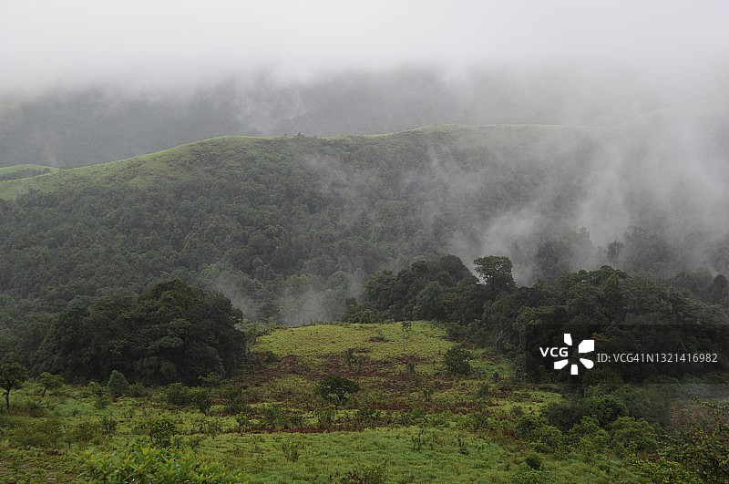 山脉上的朦胧清晨图片素材