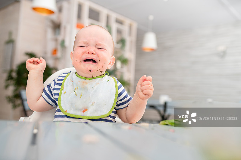 在餐厅里呼喊的婴儿图片素材