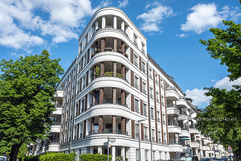 现代白色豪华公寓楼图片素材