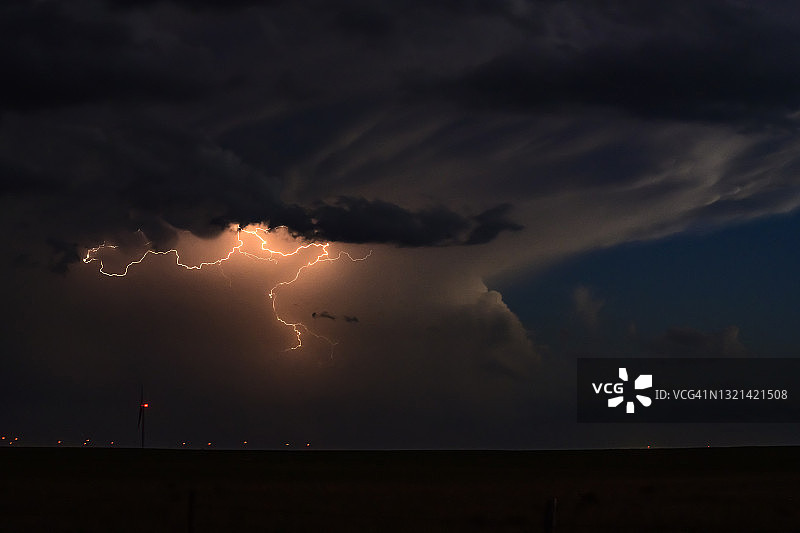 大平原上的闪电图片素材