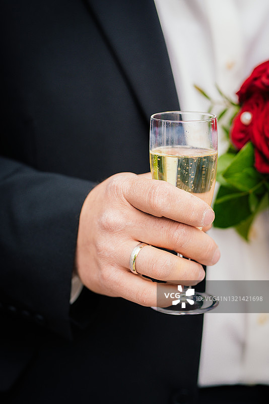 婚礼后新郎手中的香槟酒杯图片素材