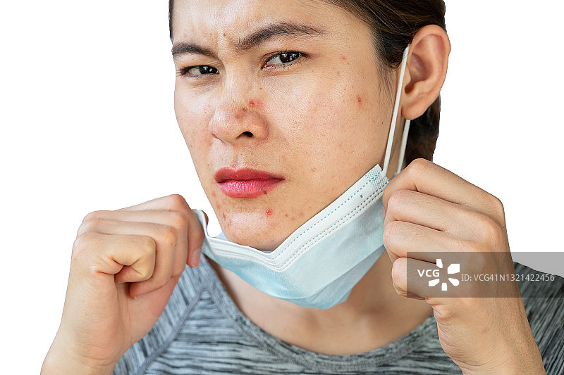 疫情期间长时间戴口罩后担心长痘的亚洲女性头像照图片素材