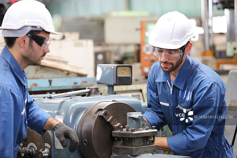 维修工程师修理机械工业设备图片素材