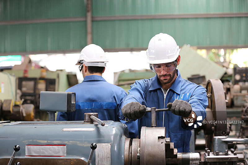 工厂里检查工业机械的机械技工图片素材