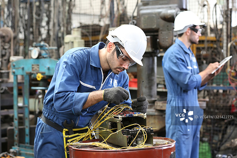电气工程师检查电路板设备故障图片素材