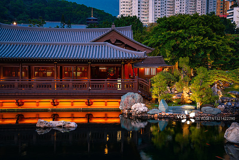 香港南莲园池塘与东方亭台图片素材