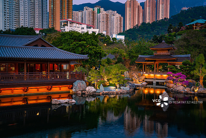 香港南莲园池塘与东方亭台图片素材