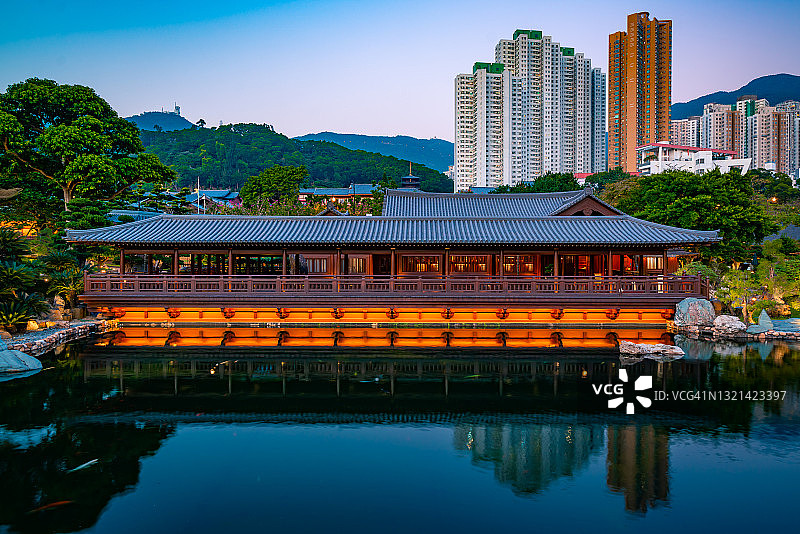 香港南莲园池塘与东方亭台图片素材