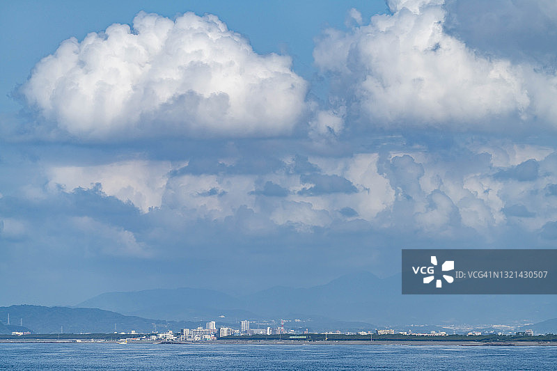 日本神奈川县海滩城市上空的夏日云彩图片素材