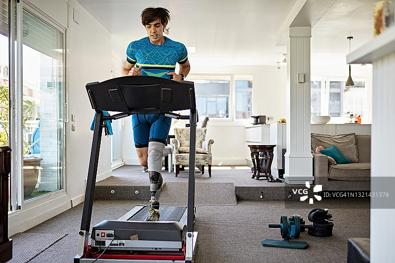 享受居家锻炼的残疾男运动员图片素材