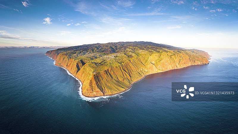 马德拉蓬塔杜帕尔戈的蓝色海洋和悬崖图片素材