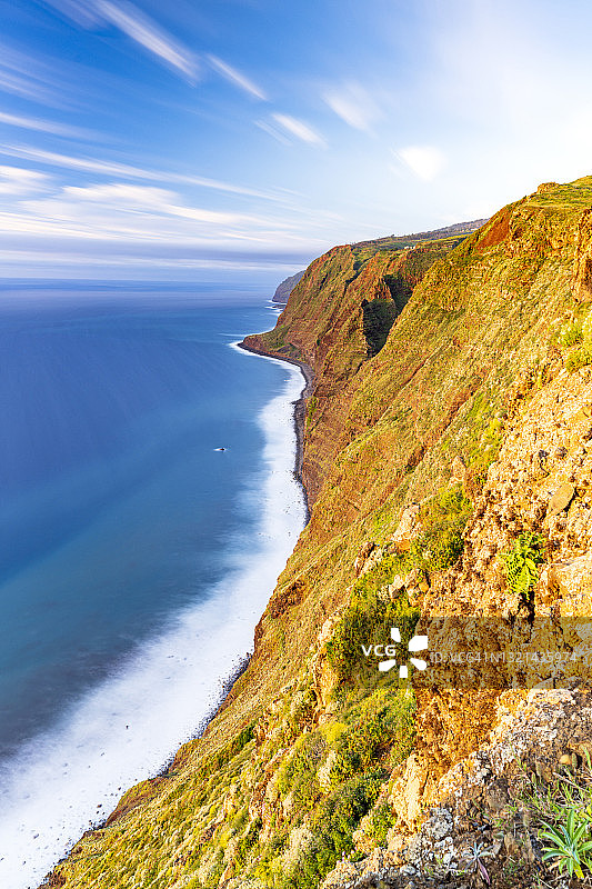 日落时分的岩石海岸线和海洋，马德拉岛图片素材