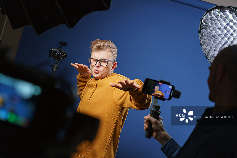 视频博主在电视台录制新视频图片素材